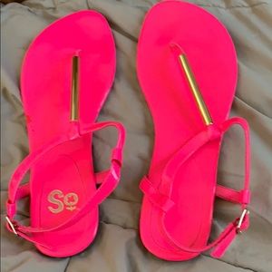 Woman’s pink Sandler size 6